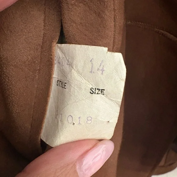 Elegant Brown Double-Breasted Women's Coat - Picture 4 of 6